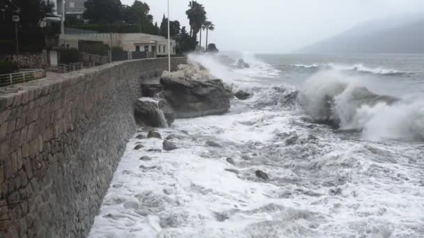 Δυνατά Κύματα Συγκρούονται Κυματοθραύστη Στην Ακτή Της Πόλης Στατική Αργή — Αρχείο Βίντεο