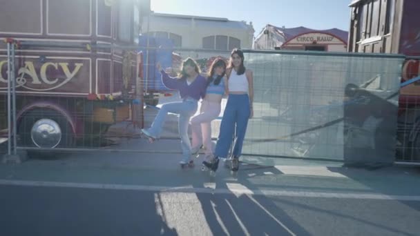 Push Three Happy Girls Roller Skates Standing Metal Fence — Vídeos de Stock