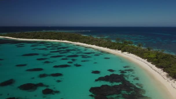 Bela Ilha Tropical Remota Nova Caledônia Flyover Aéreo Inverso — Vídeo de Stock