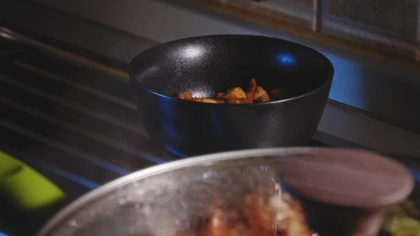 Cooking Dinner Simmering Frying Pan Chicken Noodles Close View — Vídeo de Stock