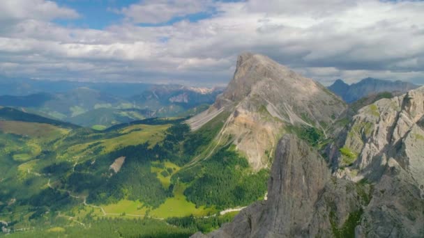 Aerial View Overlooking Peitlerkofel South Tyrol Rocky Mountain Range Illuminated — Stockvideo