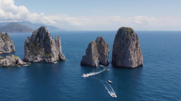 Знаменитая Италия Ориентир Фаральони Sea Stack Rocks Острове Капри Воздушный — стоковое видео