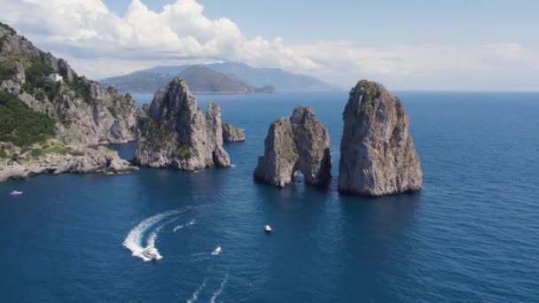Barcos Lujo Yate Faraglioni Rocks Island Capri Italia Aerial — Vídeos de Stock