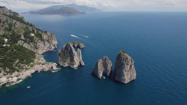 Живописная Береговая Линия Итальянского Острова Капри Морскими Скалами Фаральони — стоковое видео