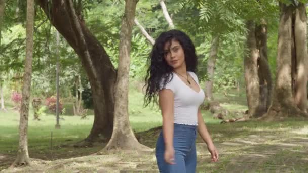 Young Hispanic Girl Curly Hair Walking Park Sunny Day — Αρχείο Βίντεο