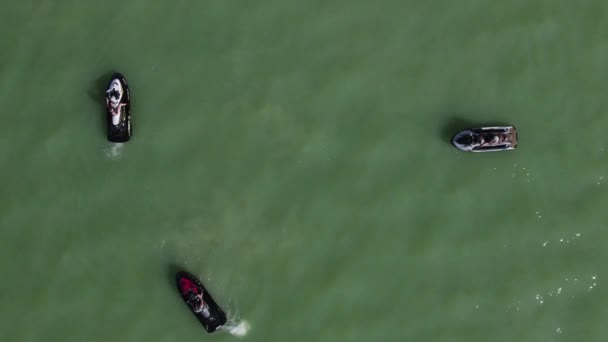三个人乘喷气式滑翔机滑翔机在湖面上滑翔 空中俯瞰鸟瞰 — 图库视频影像