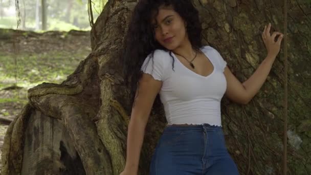 Молода Сексуальна Латина Стоїть Великому Дереві Тропічному Парку — стокове відео