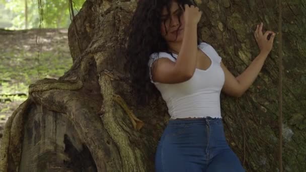 Latina Girl Playing Her Hair Tree Trunk Park — 图库视频影像