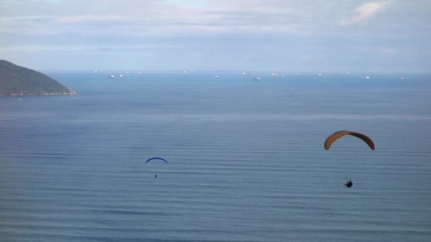 Paragliders Drijven Hoog Boven Oceaanwater Met Schepen Aan Blauwe Horizon — Stockvideo