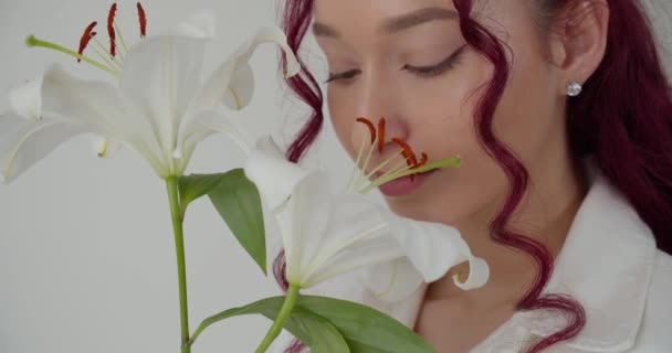 Идеальная Женщина Вьющимися Волосами Наслаждается Белым Цветом Лилии Изолированный Белый — стоковое видео