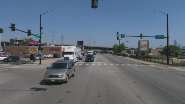 Trucks Cars Traffic Light Chicago Illinois Ashland Ave — ストック動画