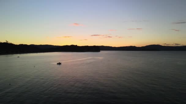 Drone Aéreo Cinematográfico Disparado Sobre Barco Amarrado Bahía Cooks Nueva — Vídeo de stock