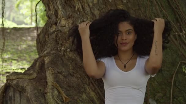 Közelkép Szexi Fiatal Spanyol Modell Játszik Haját Előtt Áll Egy — Stock videók