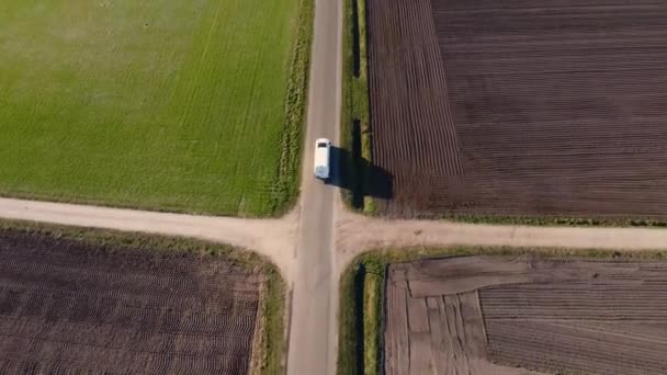 Weißer Van Fährt Einem Sonnigen Tag Auf Freiem Feld — Stockvideo