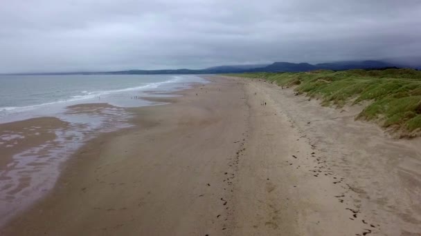 Άριελ Άποψη Του Harlech Παραλία Ουαλία Απέραντη Άμμο Συντρίβοντας Κύματα — Αρχείο Βίντεο