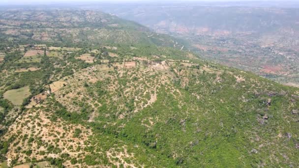 肯尼亚北部裂谷西波克特的无人机视图 肯尼亚北部干旱地区的绿色雨季 肯尼亚从空中俯瞰无人机 — 图库视频影像