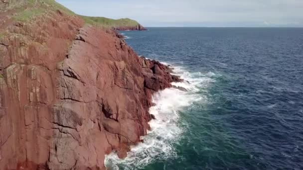 Drone Ariel Footage Red Cliffs Blue Sky Crashing Waves — Vídeos de Stock