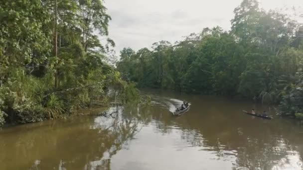 Explorando Selva Amazónica Con Turista Barco Tradicional Ecuador Disparo Retroceso — Vídeos de Stock