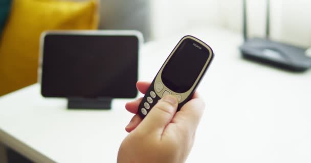 Homem Segurando Velho Celular Nokia 3310 Tentar Usar Toque Botão — Vídeo de Stock