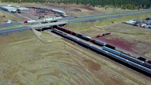 Patelnia Śledzenie Pasażerskiego Pociągu Jadącego Pod Mostem Autostradowym Małym Miasteczku — Wideo stockowe