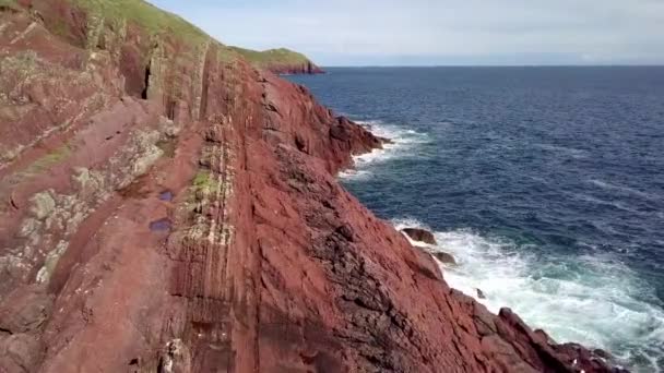 Drone Ariel Footage Red Welsh Cliffs Blue Sky Crashing Waves — Vídeos de Stock