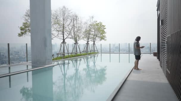 Tourist Standing Poolside While Taking Selfie Wide Shot — 비디오