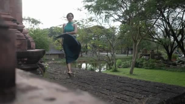 Uma Turista Feminina Rodando Sua Saia Dentro Museu Patrimônio Thai — Vídeo de Stock