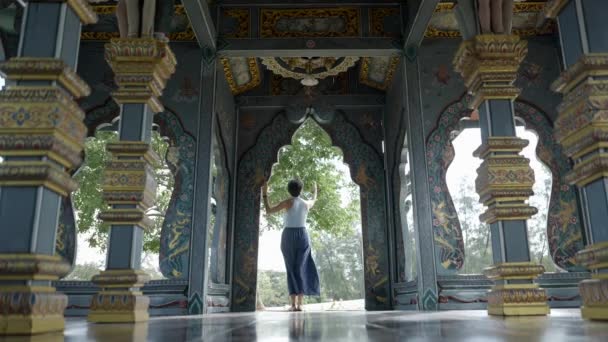 Woman Poses Photos Beautiful Intricately Designed Ancient Temple Thailand Medium — Vídeos de Stock
