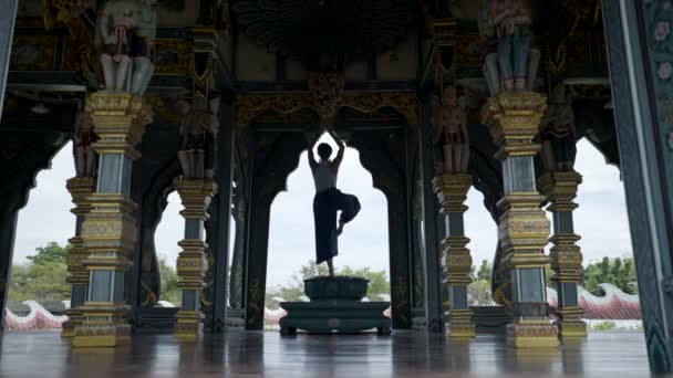 Žena Tvorby Meditace Poses Krásném Starověkém Chrámu Bangkoku Thajsko Střední — Stock video