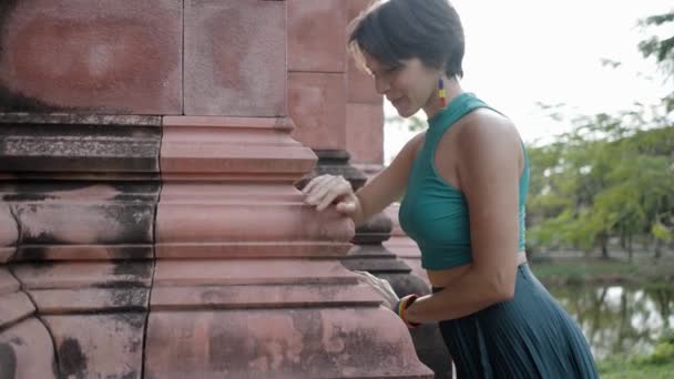 Attractive Woman Touching Leaning Forward Archaic Pillar Historic Temple Ancient — Vídeo de Stock