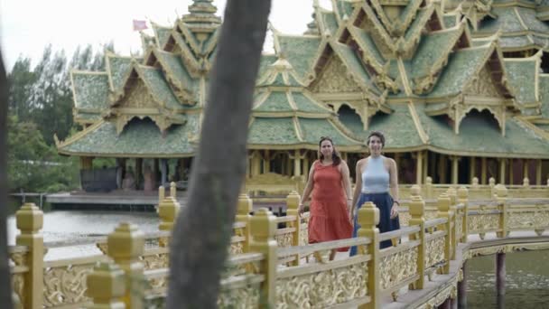 Mujeres Caminando Puente Antigua Ciudad Muang Boran Bangkok Tailandia Tiro — Vídeos de Stock