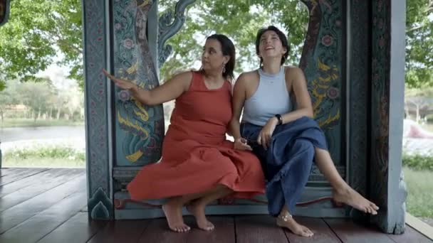 Mujeres Sentadas Dentro Los Pabellones Decorados Antiguo Parque Museos Ciudad — Vídeos de Stock