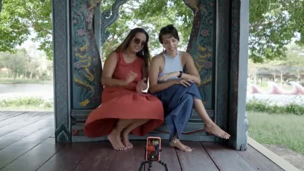 Due Amiche Turistiche Fanno Video Blog Sedute Pannello Legno Intagliato — Video Stock