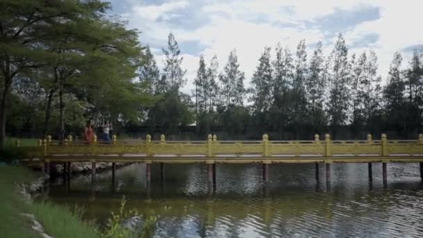 Лады Гуляющие Мосту Над Озером Транквиль Парке Древнего Сиама Бангкоке — стоковое видео
