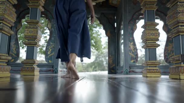 Lady Descalça Dentro Templo Cidade Antiga Bangkok Tailândia Tiro Ângulo — Vídeo de Stock