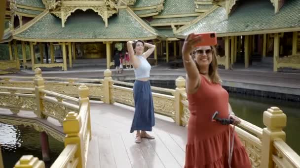 Two Women Having Fun Taking Selfies Smartphone Ancient City Museum — Vídeo de stock