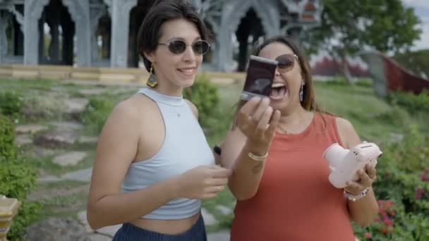 Asian Women Happily Checking Outcome Photo Polaroid Camera Ancient City — ストック動画