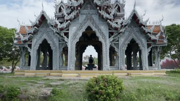 Frau Meditiert Tempel Bangkok Thailand Weitschuss — Stockvideo