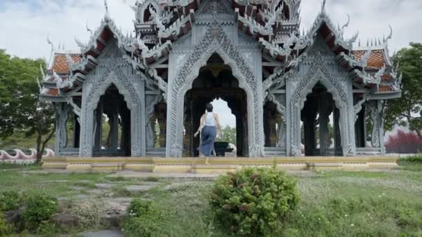 Mujer Explorando Hermosas Estructuras Muang Boran Bangkok Tailandia Tiro Ancho — Vídeos de Stock