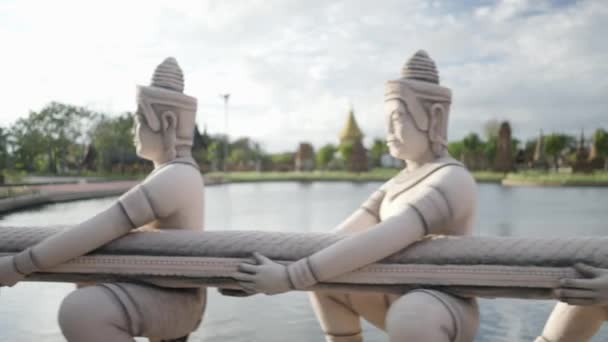 Reihen Weißer Buddha Statuen Mit Einer Naga Schlange Outdoor Museumspark — Stockvideo