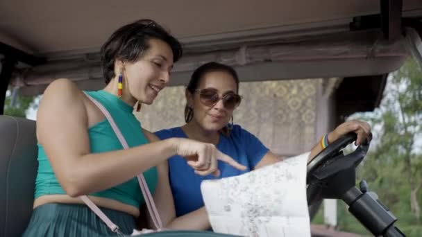 Две Женщины Туристки Ищут Карту Найти Направление Сидя Корзине Гольфа — стоковое видео