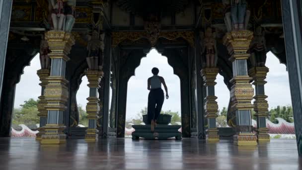 Mujer Explorando Viejo Templo Muang Boran Bangkok Tailandia Tiro Mediano — Vídeos de Stock