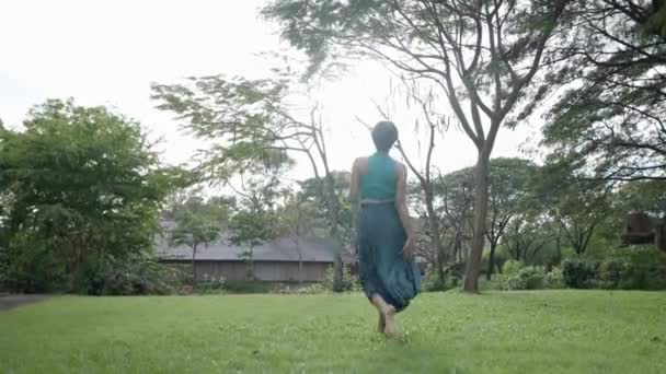 Carefree Woman Garden Meadows Park Ancient City Bangkok Thailand Široký — Stock video