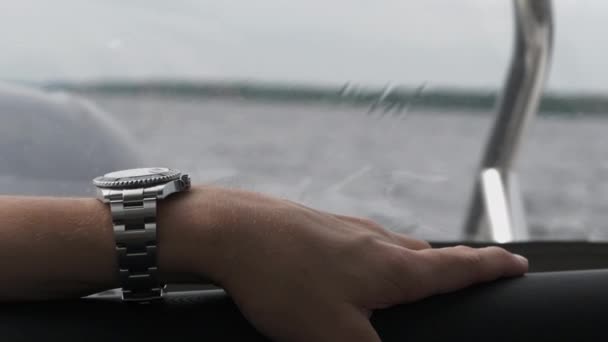 Homem Rico Poderoso Vestindo Caro Relógio Pulso Controle Iate Luxo — Vídeo de Stock