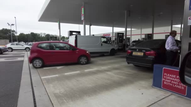 Οδηγοί Που Περιμένουν Στην Ουρά Για Αγοράσουν Πετρέλαιο Στο Σταθμό — Αρχείο Βίντεο