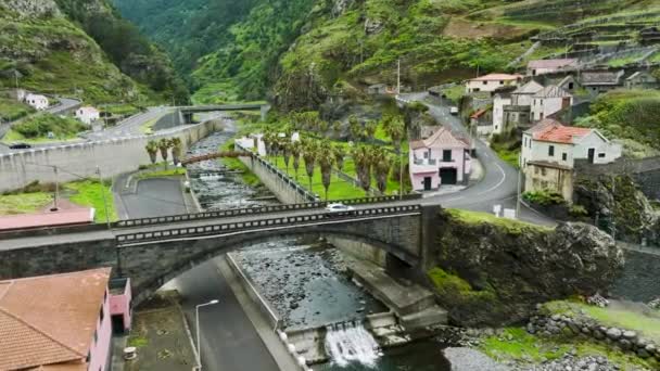 Car Drives Bridge Rural Ribeira Janela Village Porto Moniz Aerial — ストック動画