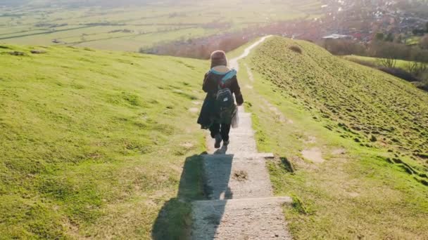 Rear View Tourist Climbing Hill Glastonbury Tor Castle Somerset England — Stock Video