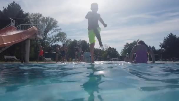 Хлопчик Біжить Стрибає Басейн Камера Слідує Ним Березі Під Водою — стокове відео