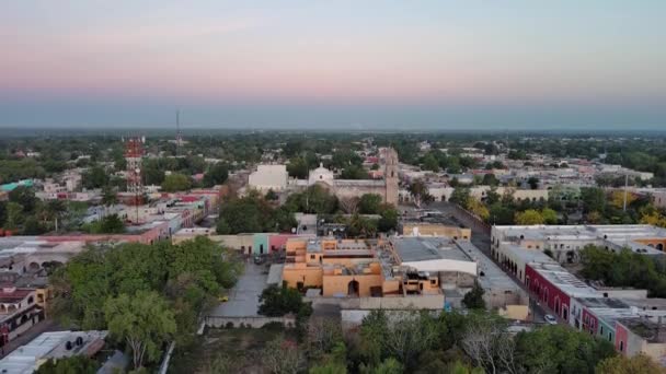 Lotnicze Drony Latać Nad Valladolid Meksyk Miasto Blue Pink Sky — Wideo stockowe
