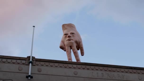 Close Quasi Giant Face Hand Art Sculpture Top Wellington City — Vídeo de stock